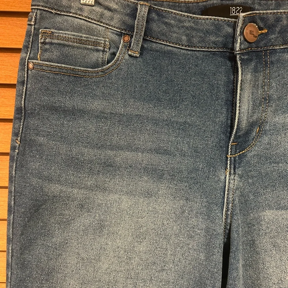 NWOT 1822 Denim Women’s Mid-Blue Cropped Straight Jeans with Frayed Hem size 14 - Picture 2 of 7